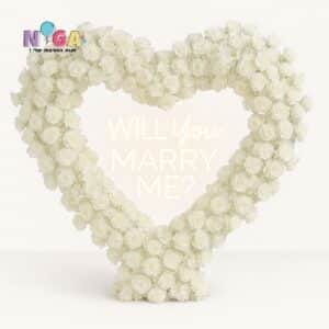 סטנד לב עם פרחים בצבע לבן