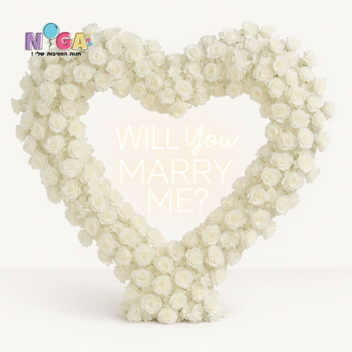 סטנד לב עם פרחים בצבע לבן